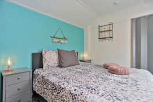 巴勒哈姆斯泰德Appartement Scheepswerf的一间卧室设有一张床和蓝色的墙壁