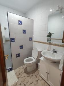 科尼尔-德拉弗龙特拉Apartamento Conil Zona tranquila con fácil aparcamiento的一间带卫生间和水槽的浴室