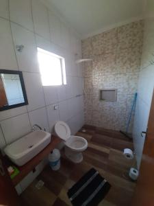 圣代佩德罗Pousada Xodó的浴室配有卫生间、浴缸和水槽。