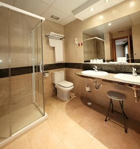 巴利亚多利德Hotel Imperial的带淋浴、两个盥洗盆和卫生间的浴室