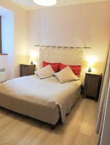 ChameGite des Gorges de l'Ardèche的卧室配有带红色枕头的大型白色床