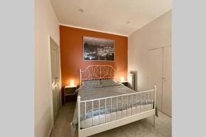 巴里PetinoInApulia - Appartamento per famiglie e amici的一间卧室配有一张橙色墙壁的床