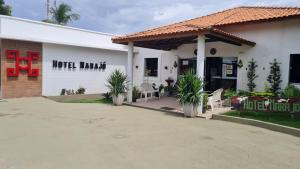 索雷Hotel Marajó - Turismo de Experiência的一座白色的建筑,上面标有读酒店 ⁇ 香山的标志