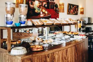 伊利亚贝拉Hotel Fita Azul的自助餐,包括许多不同类型的面包和糕点