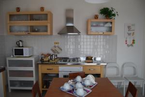 斯皮内亚Casa Vacanza e per lavoro Tessyhouse的厨房配有带餐具的桌子