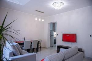 卡门-德巴塔哥内斯Casa Maragata的一间带白色家具的客厅和一间餐厅