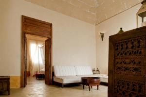 法维尼亚纳La Casa Dell'Arancio的客厅配有白色的沙发和桌子