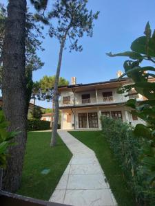 利尼亚诺萨比亚多罗Villa delle Terme的前面有走道的大房子