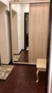 加格拉Сдаётся 1-комнатная квартира в Гаграх的一间设有镜子、长凳和门的房间