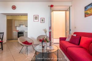 卡拉古诺内Casa Acqua Dolce的客厅配有红色的沙发和桌子
