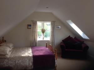 Shrawley石头山农场民宿的阁楼卧室设有床和窗户。