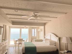 Surf Club Oceanfront Hotel客房内的一张或多张床位
