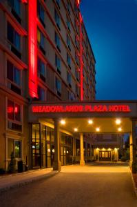 锡考克斯梅多兰兹广场酒店的前面有一个红 ⁇ 虹灯标志的酒店