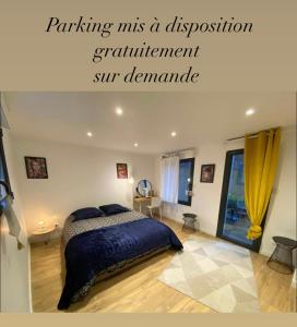 鲁昂Joli appartement avec cour privée proche gare & centre ville的一间卧室配有一张特大号床。
