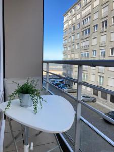 奥斯坦德Sea Side的阳台上的白色桌子和植物