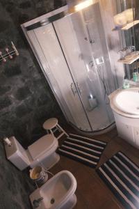 圣罗克杜皮库Baía de Canas Villa的带淋浴、卫生间和盥洗盆的浴室