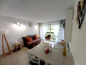 圣拉里苏朗Appartement Cabine St-Lary-Soulan, Calme, Entièrement Rénové的客厅配有沙发和桌子