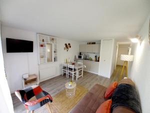 圣拉里苏朗Appartement Cabine St-Lary-Soulan, Calme, Entièrement Rénové的客厅配有沙发和桌子