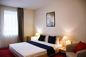 帕兰加Žalias namas的酒店客房设有床和窗户。