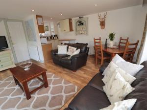 贝尔福德Chillingham Cottage的客厅配有沙发和桌子