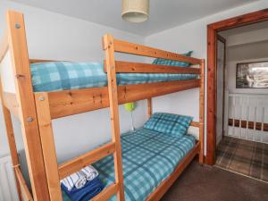 贝尔福德Chillingham Cottage的一间卧室配有两张双层床。