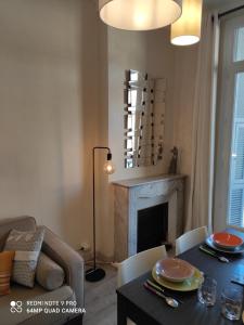 尼斯Pretty and quiet top floor 2 bedroom flat in the port area of Nice的客厅配有桌子和壁炉