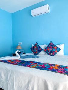 兹波利特Casa Biulú的蓝色卧室,配有一张带天鹅的床