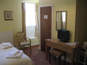 Bredwardine红狮宾馆的酒店客房配有一张床和一张书桌及一台电视