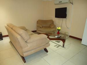 MercedesHostaling Guayaquil Trabajo的客厅配有两把椅子和一张桌子