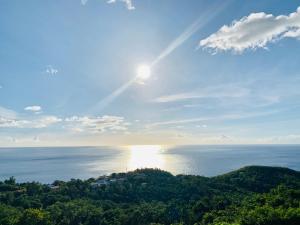 波尔兰特PARADIS AU SOLEIL, vue panoramique sur mer的阳光灿烂的天空,欣赏海景