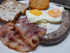 奥茨胡恩Baron's Palace的包括鸡蛋香肠和烤面包的早餐食品