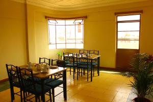 昆卡切克住宿加早餐旅馆的用餐室设有桌椅和窗户。