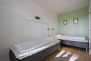 NymindegabLindvig - Ferie i naturen的一间卧室配有两张床和镜子