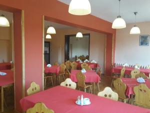 涅兹卡城堡Dom Wypoczynkowy Pod Taborem的一间设有红色桌椅的用餐室