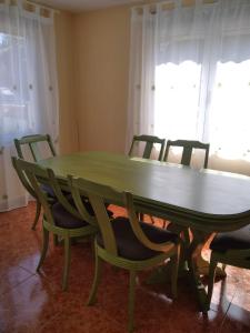 阿雷斯Pozo das Leiras-izquierda-的一张绿色的桌子和椅子