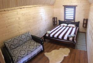 科洛恰瓦Садиба під Чертежиком 2的一间卧室设有床、窗户和地毯。