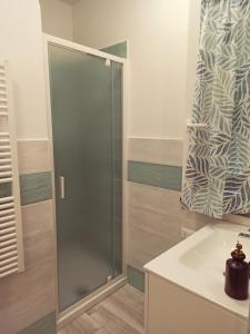 卡斯蒂里昂纳·德拉佩Sogni d'orto的一个带水槽的玻璃淋浴间