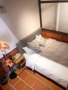 金城依山初晴的卧室配有1张床,铺有瓷砖地板。