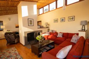 斯卡伯勒Shutters on Hilltop, Scarborough的客厅设有红色的沙发和壁炉