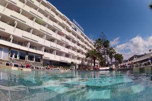 波多黎各马拉开波公寓式酒店的酒店前方的大型游泳池