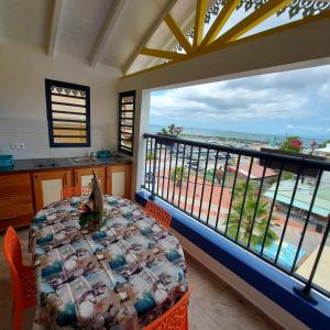 大博格Résidence TOULOUKAÉRA的一间设有桌子并享有海滩美景的用餐室