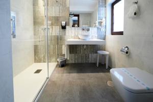 桑提亚纳德玛波萨达阿拉切利酒店的带淋浴、盥洗盆和卫生间的浴室