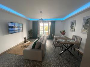 萨洛SALOU : SPACIEUX APPARTEMENT 100 M2 vue sur mer的客厅配有沙发和桌子