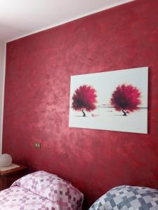 Le TorriAlfi BeB的一间卧室,墙上有两棵树,墙上有红墙