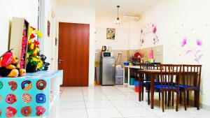 巴特沃思Mevin Woodsbury Suite Butterworth Penang的厨房配有桌椅和冰箱。