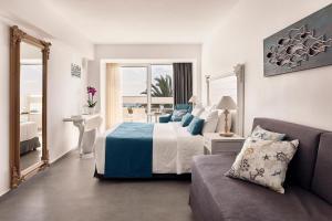 依拉佩特拉Tylissos Beach Hotel - Adults Only的酒店客房,配有床和沙发