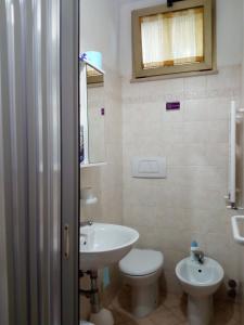 Le TorriAlfi BeB的浴室配有白色水槽和卫生间。