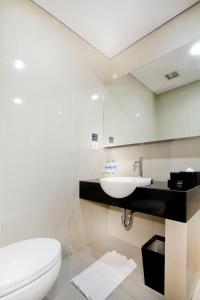 雅加达Neo Hotel Tendean Jakarta by ASTON的一间带水槽和卫生间的浴室