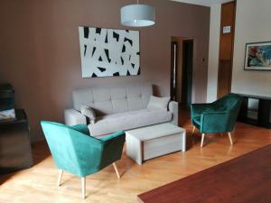 莱切B&B SALento Garden的客厅配有沙发和两把椅子