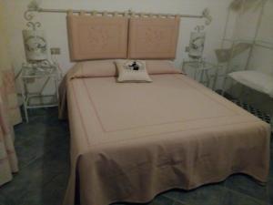 廖拉萨尔多巴奇尔贝尔图拉农庄酒店的一间卧室配有一张大床,床上有毯子